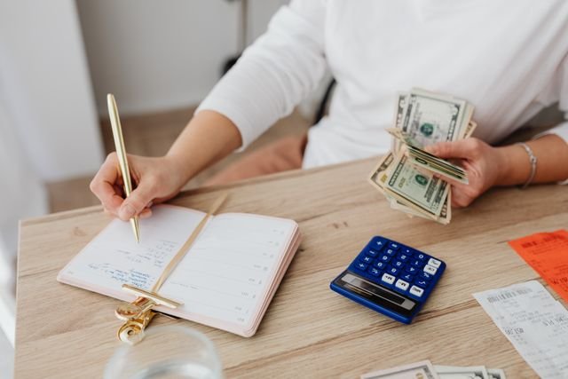 10 simple ways to cut monthly expenses and save money